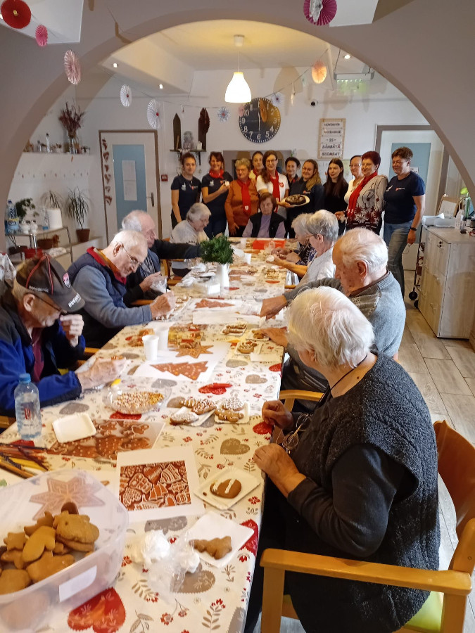 Gemeinsam Weihnachtskeksen backen.jpg